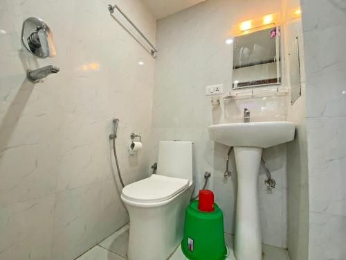 Ένα μπάνιο στο Hotel Aaradhya