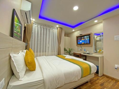 Ένα ή περισσότερα κρεβάτια σε δωμάτιο στο Hotel Aaradhya