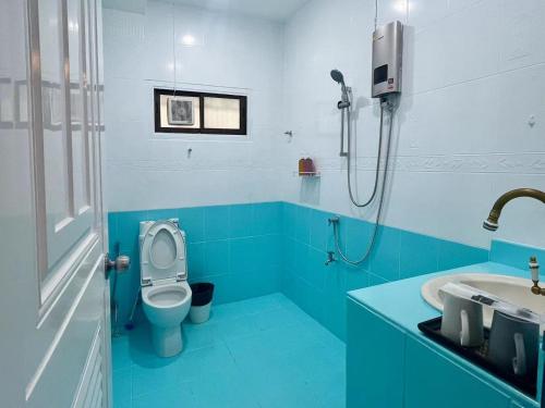 a blue bathroom with a toilet and a sink at 曼谷市中心素坤逸4卧 泳池别墅 近nana 近Asoka in Bang Kapi