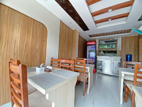 Dapur atau dapur kecil di Hotel Aaradhya