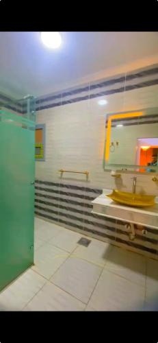 a bathroom with a sink and a mirror at شقة فيلا دبلوكس رائعة ومفروشة مدينة اكتوبر مصر in Sheikh Zayed