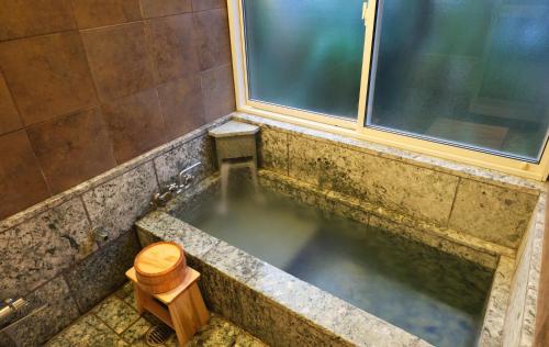 an overhead view of a bath tub with a toilet at シダーリトリートハウス in Futo