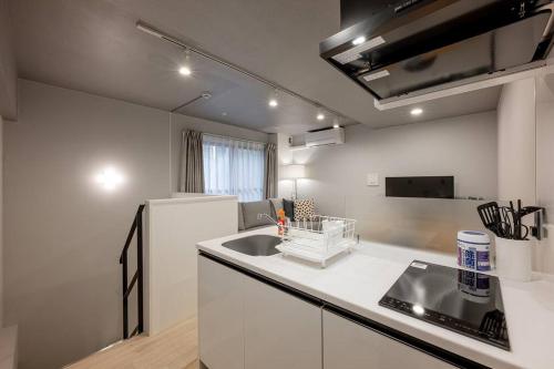 Kuchyň nebo kuchyňský kout v ubytování 24年9月オープン 白山駅5分 収容5人 丸貸し切り 102室