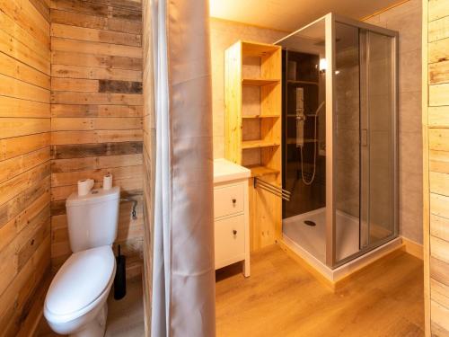 une salle de bain avec toilettes et douche dans l'établissement Stunning holiday home in Recht, à Recht