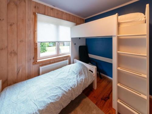 une petite chambre avec un lit et une fenêtre dans l'établissement Stunning holiday home in Recht, à Recht