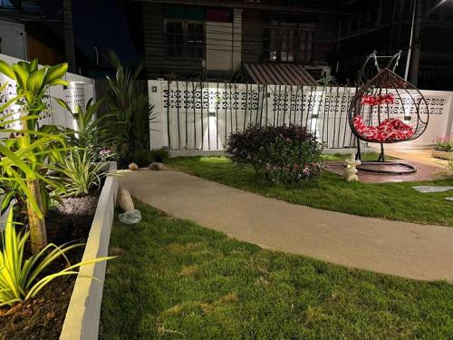 a garden with a fence and a walkway at 独立庭院 花园式的两卧两卫民宿 近mrt 2 in Bang O