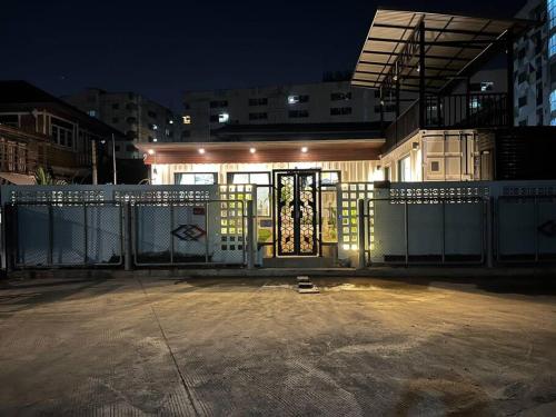 a building with a gate with at 独立庭院 花园式的两卧两卫民宿 近mrt 2 in Bang O