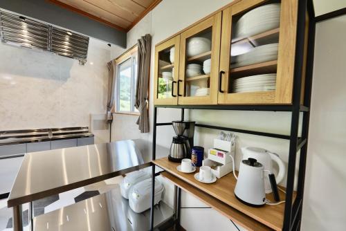 a kitchen with a counter top and a kitchen sidx sidx sidx sidx at Togari Inn Suites in Iiyama