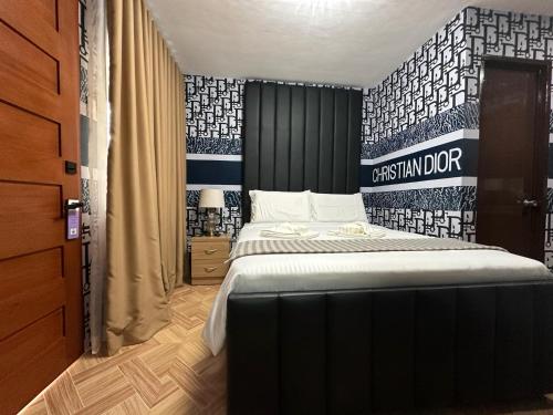 a bedroom with a large bed in a room at MDM Hotel in Cordova