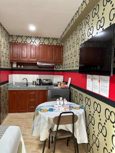 a small kitchen with a table with chairs in it at MDM Hotel in Cordova