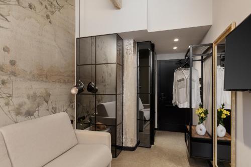 un salon avec un canapé et un placard dans l'établissement Anise, Aluma Hotels & Resorts, à Athènes