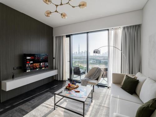 Dubai Skyline with Burj View and Balcony - Dream Stay