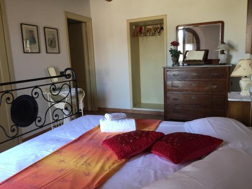 Afbeelding uit fotogalerij van Camera vista piscina Casallario in Volterra