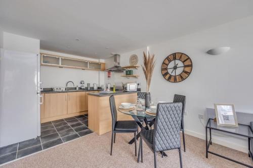 Η κουζίνα ή μικρή κουζίνα στο Stylish Apartment in Northampton Town Centre by Yoko Property