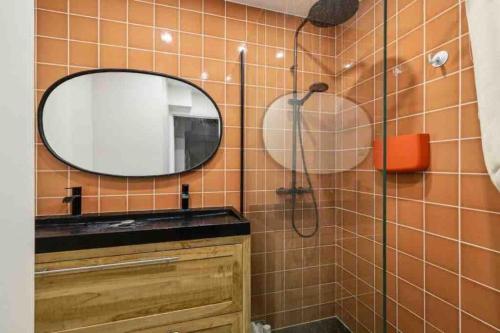 une salle de bain avec un miroir et un lavabo dans l'établissement Design appartement in Le Marais, à Paris