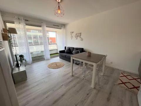 un salon avec une table et un canapé dans l'établissement Manon, au Cap d'Agde