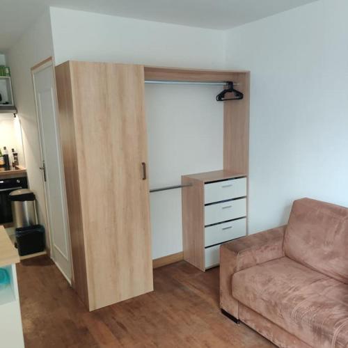 - un salon avec un canapé et une porte coulissante dans l'établissement Petit cocon moderne avec clim, à Châteauroux