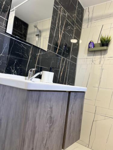 a bathroom with a sink and a mirror at Guest house Villa Orlovo in Orlovo