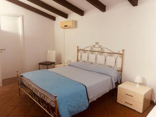 シラクーサにあるVilla Mazzeiの青い掛け布団が敷かれたベッドのある寝室