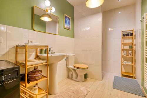 a bathroom with a sink and a toilet at Superbe studio avec terrasse in Brunoy