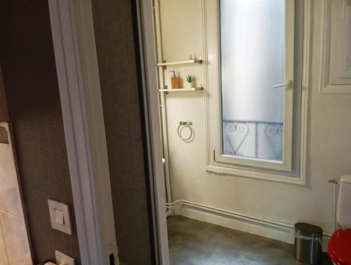 La salle de bains est pourvue d'un miroir et d'une fenêtre. dans l'établissement 520 grand studio en hypercentre, à Reims
