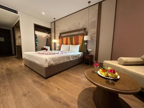 a hotel room with a large bed and a table at APEC Mandala - căn hộ in Ấp Thiẹn Ái