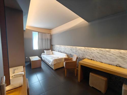 Postel nebo postele na pokoji v ubytování Elysion Hotel