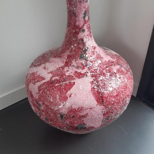 a red glass vase sitting on top of a table at Sittelles lodges cube in Concarneau