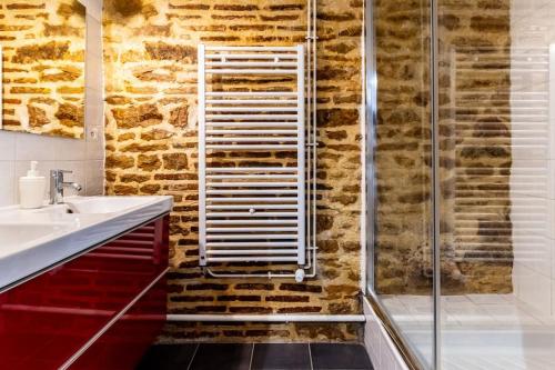 Et badeværelse på Le Liberté Coeur de ville Duplex