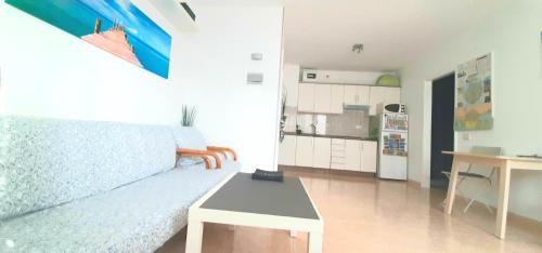 Η κουζίνα ή μικρή κουζίνα στο 5 minutes close by Playa del Inglés-1&2BR aptm with view & private terrace for 2 persons