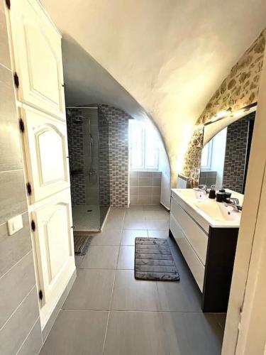 La grande salle de bains est pourvue d'un lavabo et d'une douche. dans l'établissement Le Gîte Mas de Novis Vieux Mas du XVIIIe siècle, à Saint-Hilaire-de-Brethmas