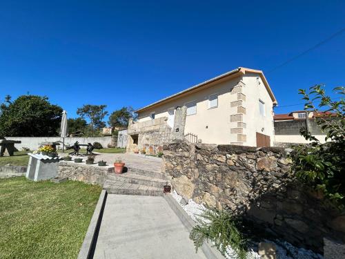RosalにあるCasa A Cumieiraの石垣建築家