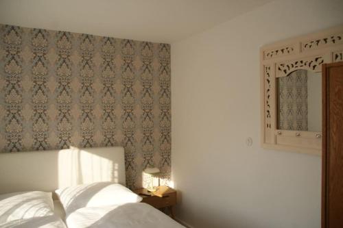 a bedroom with a bed and a wall at Ferienwohnung Ilse im Haus Namenlos in Baruth