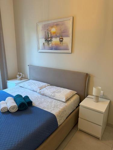 une chambre avec un lit avec deux serviettes dessus dans l'établissement Le Rappel, à Menton