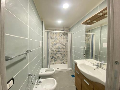 um banheiro com vaso sanitário, pia e chuveiro em Appartamento Orchidea em Nápoles