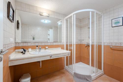 un bagno con lavandino e doccia di Villa with private pool and beautiful garden a Los Cristianos