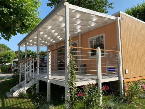 a tiny house with a pergola at Hotel Villa Delle Palme in Cannobio
