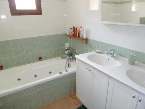 une salle de bain avec un lavabo et une baignoire et un lavabo dans l'établissement Appartement de standing 4 personnes, pied des pistes, parking, aux Angles