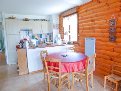 une cuisine avec une table et des chaises dans une pièce dans l'établissement Appartement de standing 4 personnes, pied des pistes, parking, aux Angles