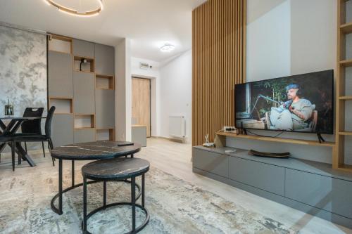 Μια τηλεόραση ή/και κέντρο ψυχαγωγίας στο Hills Residence Premium Apartment in Pallady