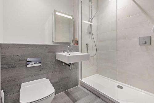 Ένα μπάνιο στο 4 Rockham - Luxury Apartment at Byron Woolacombe, only 4 minute walk to Woolacombe Beach!