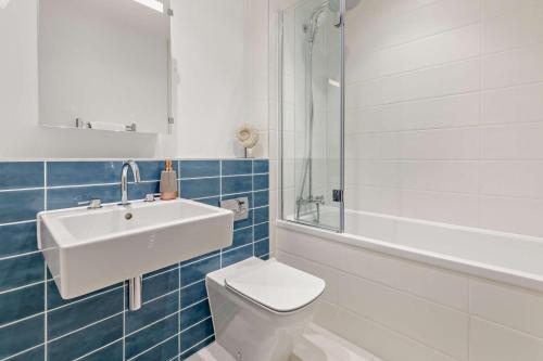 Ένα μπάνιο στο 4 Rockham - Luxury Apartment at Byron Woolacombe, only 4 minute walk to Woolacombe Beach!