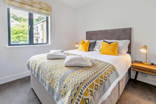 Ένα ή περισσότερα κρεβάτια σε δωμάτιο στο 4 Rockham - Luxury Apartment at Byron Woolacombe, only 4 minute walk to Woolacombe Beach!