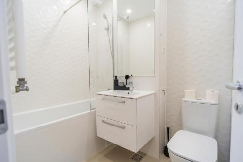 Ένα μπάνιο στο Hills Residence Premium Apartment in Pallady