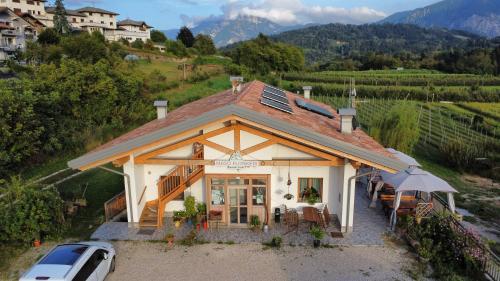 una casa con un'auto parcheggiata davanti di Agritur Maso Flonkeri a Bosentino