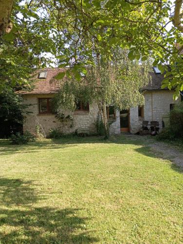 stary ceglany dom z ogródkiem przed nim w obiekcie Maison de campagne proche Giverny La Casita de Bemi w mieście Bois-Jérôme-Saint-Ouen