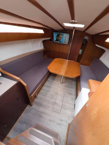 - une vue sur l'arrière d'un bateau avec une table dans l'établissement Voilier Aix les bains, à Brison-Saint-Innocent