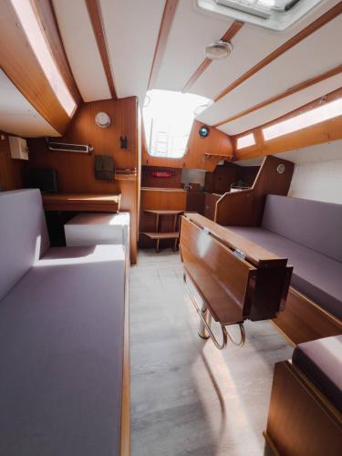 une chambre en bateau avec un canapé et une table dans l'établissement Voilier Aix les bains, à Brison-Saint-Innocent