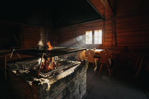 a room with a fireplace in a log cabin at Domki - Zajazd Zieleńska Polana in Wisła
