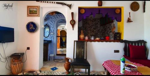 a living room with a couch and a table at Casa Hamidane in Chefchaouene